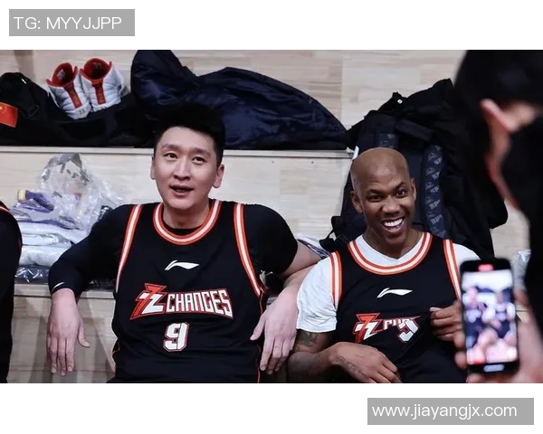 马布里与姚明的巅峰对决：篮球传奇的交锋与荣耀之路