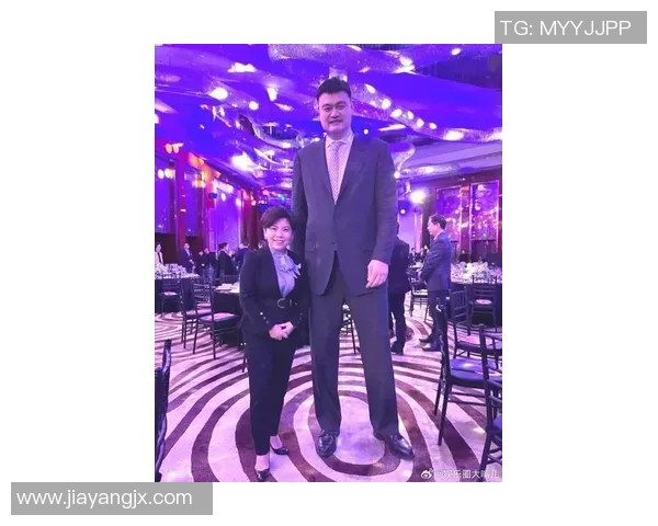 姚明与矮人合影引发热议展现友谊与包容的美好瞬间