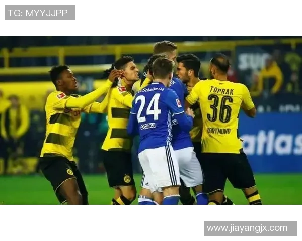 友谊赛激战：多特蒙德绝杀那不勒斯引发争议判罚全场沸腾